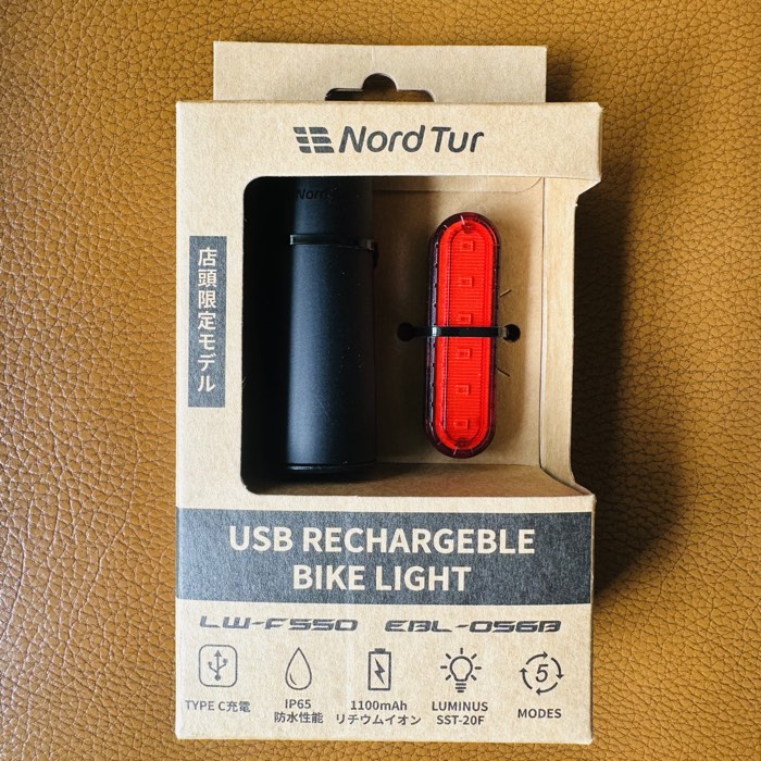 Nord Tur LW-F550-056B SETのフロントライトとリアライトが入ったパッケージ