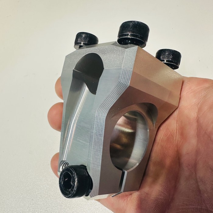 手に持ったシルバーの29STEM