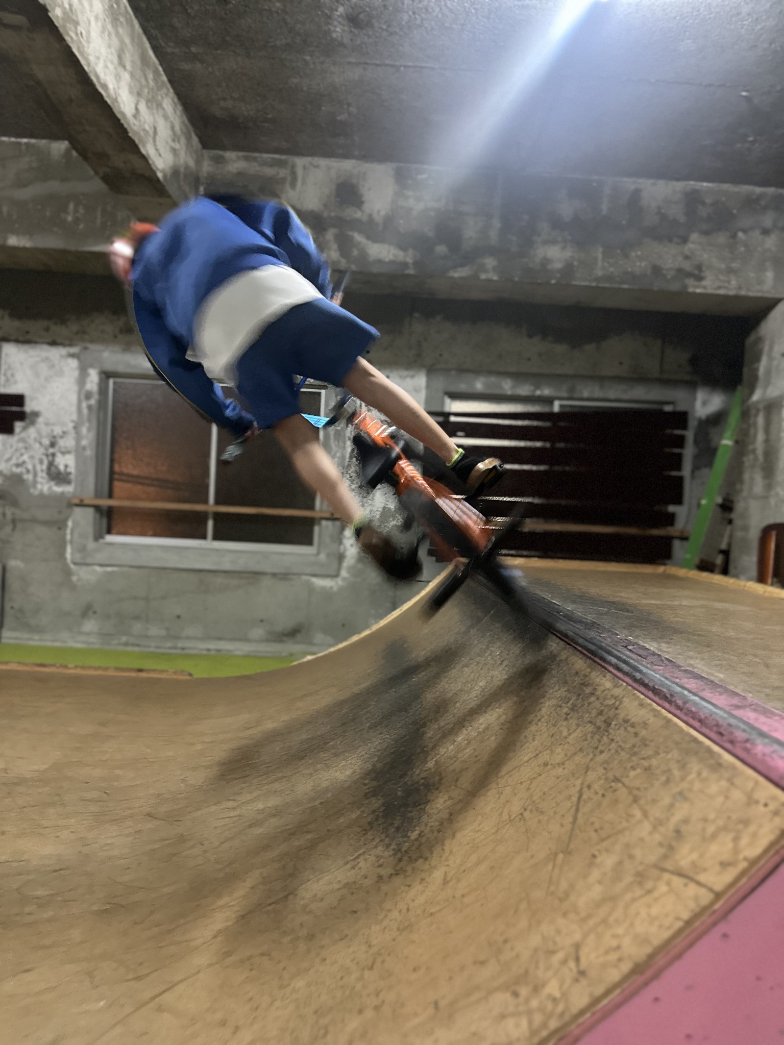 ランプで練習するBMXスクール参加者