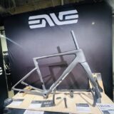 ダイアテックCOG展示会に並ぶENVE MELEE V2のフレームとフォーク