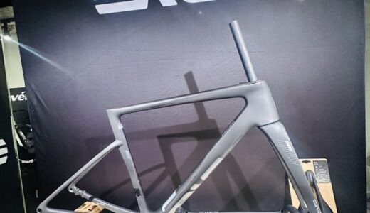 ダイアテックCOG展示会に並ぶENVE MELEE V2のフレームとフォーク