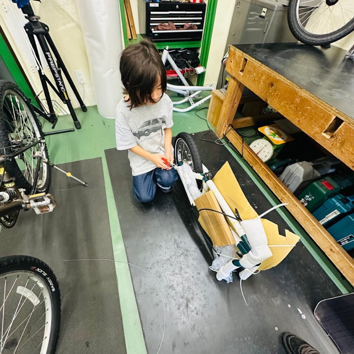 新しいFITBIKE MISFITの組み立てを始めるライダー
