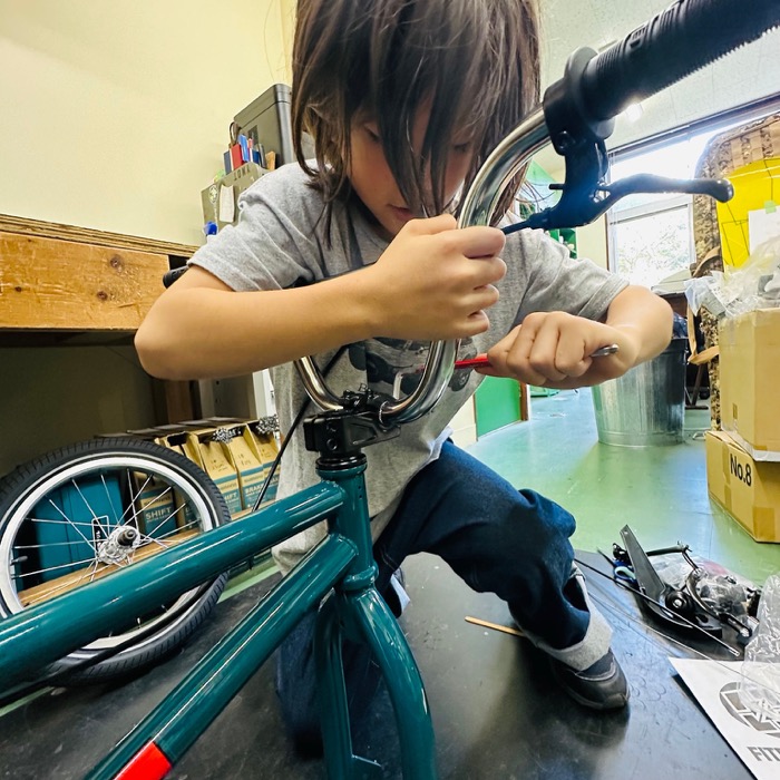 ライダー自らハンドルまわりを組み立て