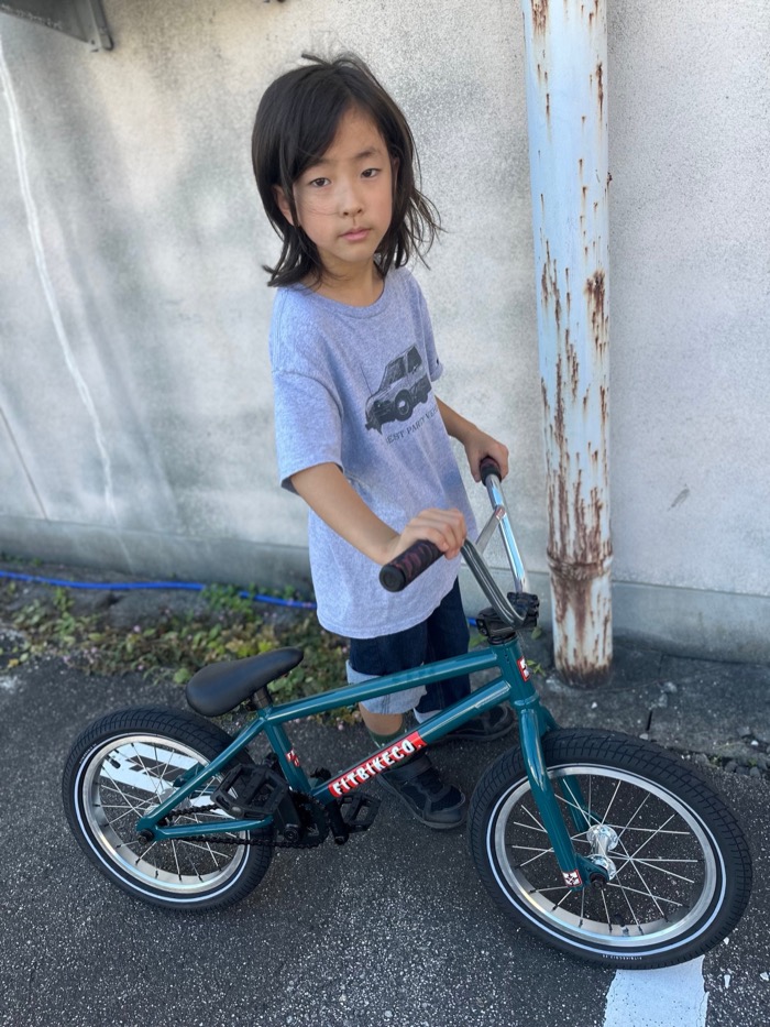 完成した16インチのFITBIKE MISFITとライダー