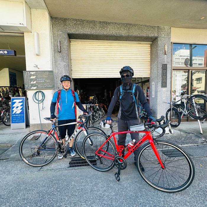 店頭からロードバイクでサイクリングへ出発