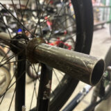 BMXに装着されたDARUMA STREET Bullet Pegの側面