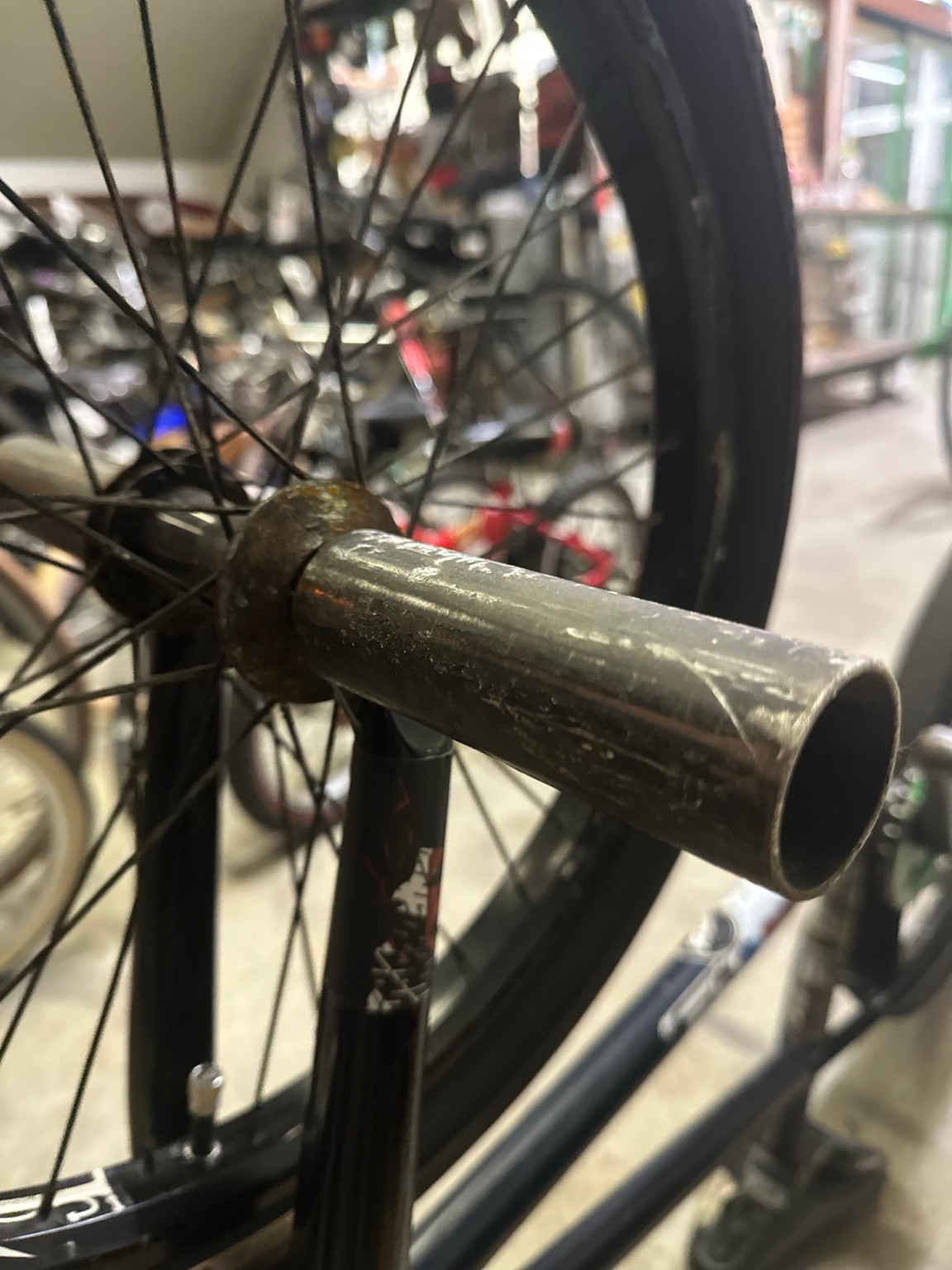 BMXに装着されたDARUMA STREET Bullet Pegの側面