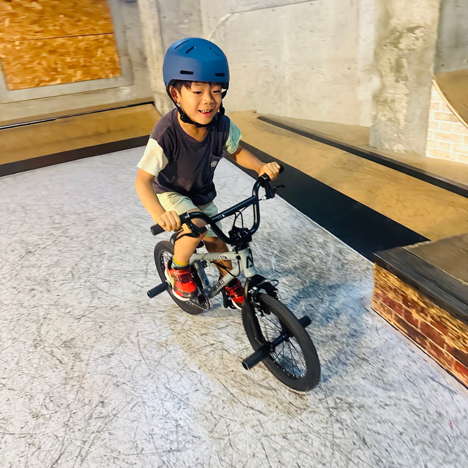 室内パークでBMXに乗る参加者