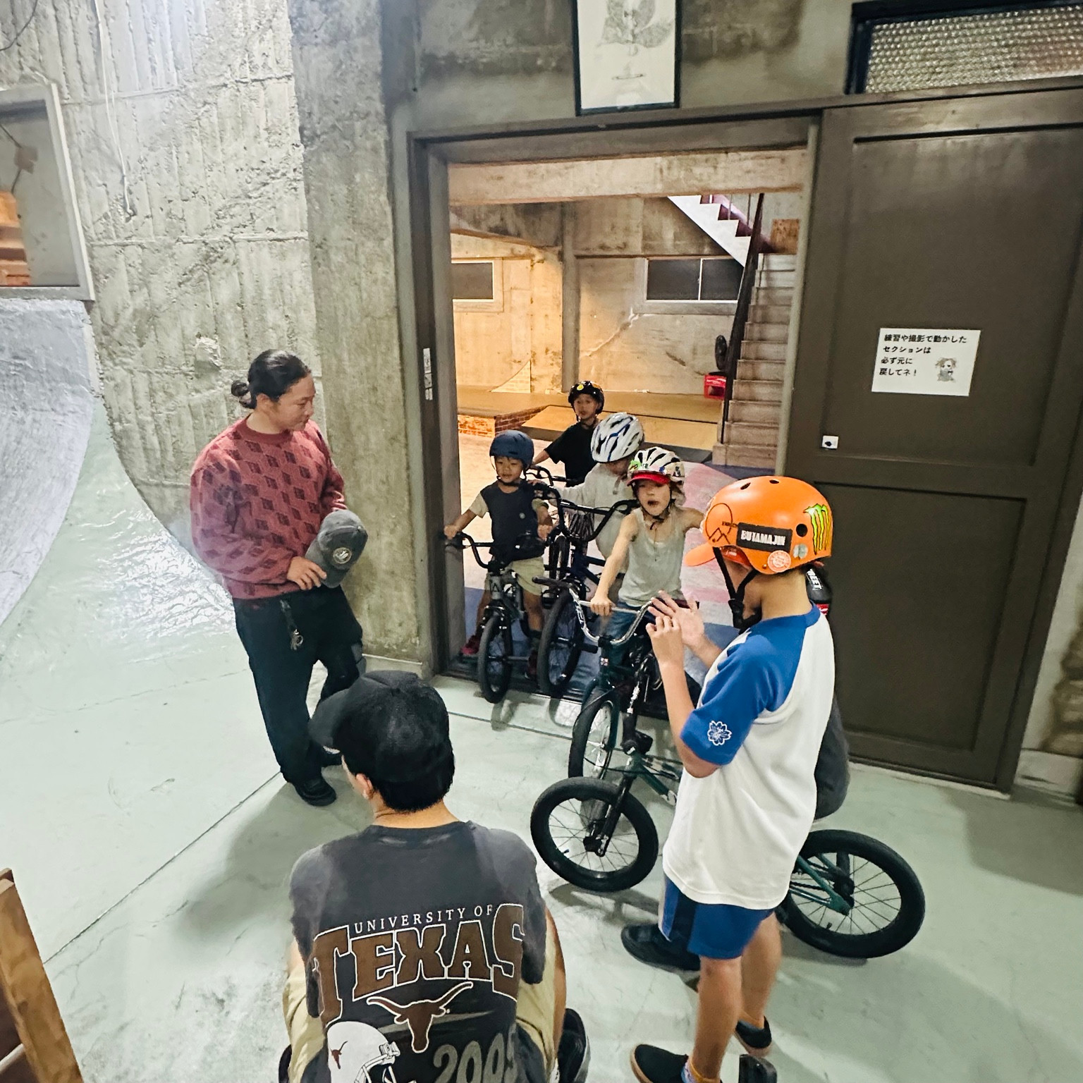 BMXと一緒に集まって話を聞くスクール参加者