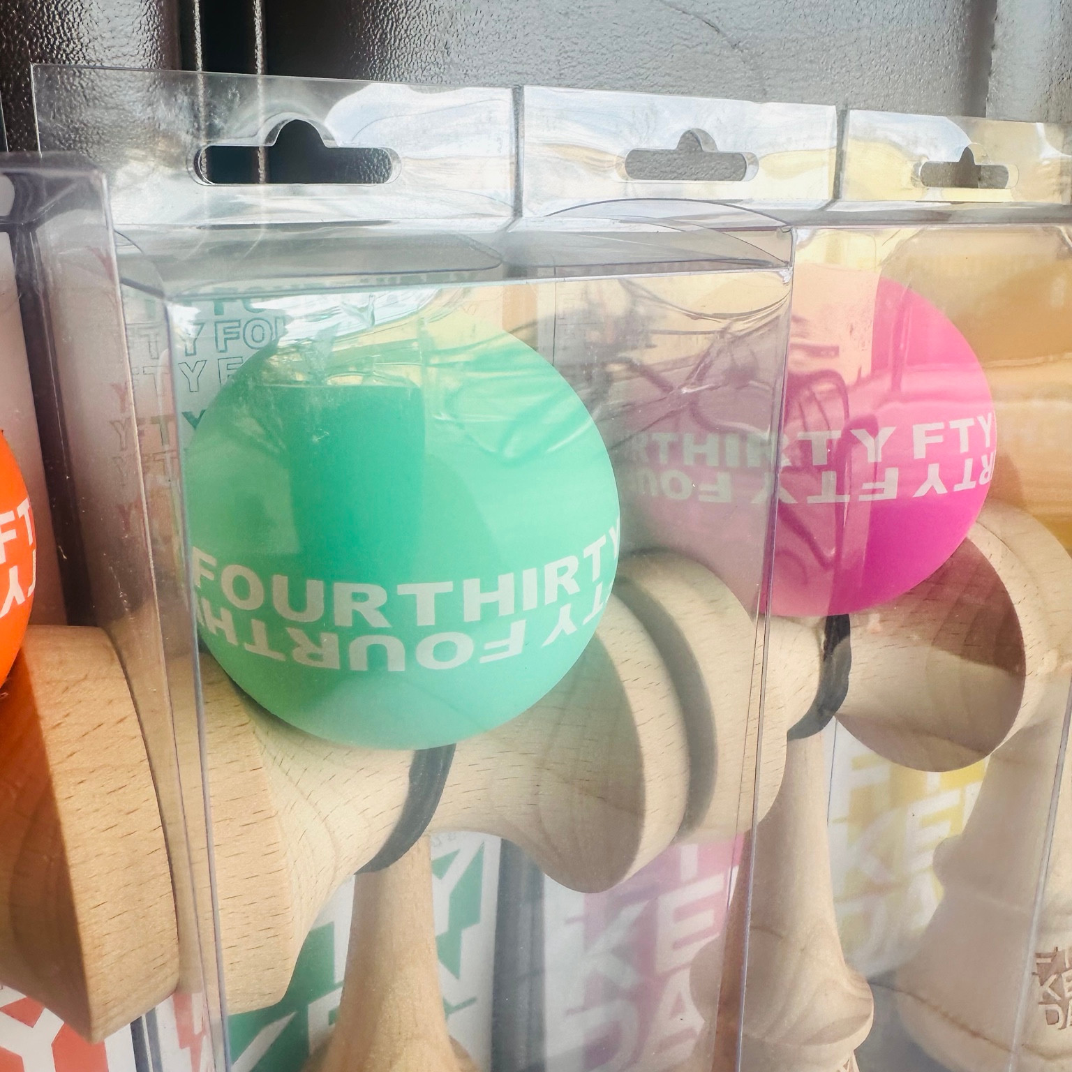 FTY KENDAMA COLORS ミントとピンクの接写