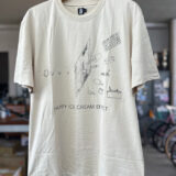 HAPPY ICE CREAM EFFECT Tシャツ全体。ベージュの生地に黒い線のプリント
