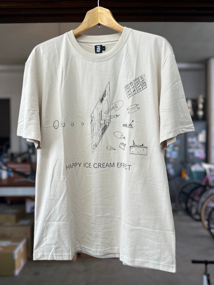 HAPPY ICE CREAM EFFECT Tシャツ全体。ベージュの生地に黒い線のプリント