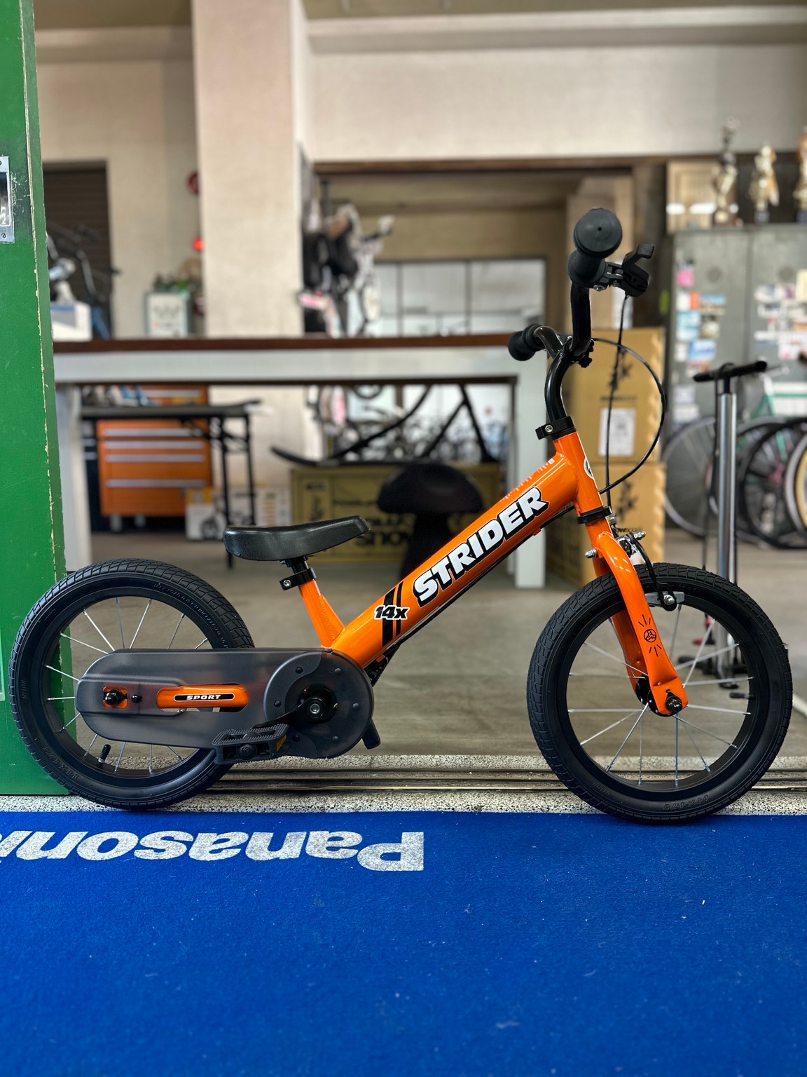 オレンジのストライダー14X、ペダルを取り付けた自転車モードの全体