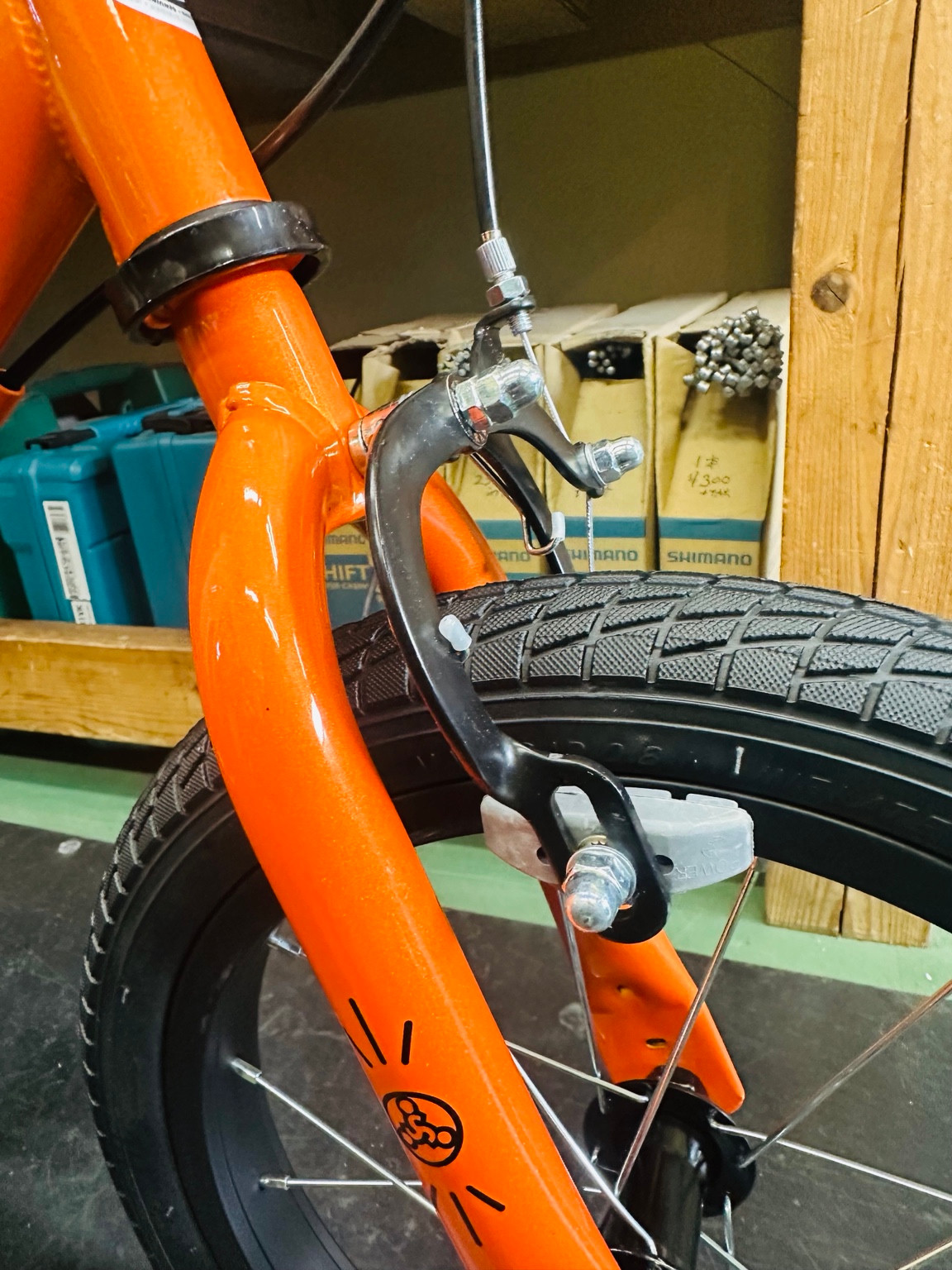 ストライダー14Xの前輪とフロントキャリパーブレーキのアップ