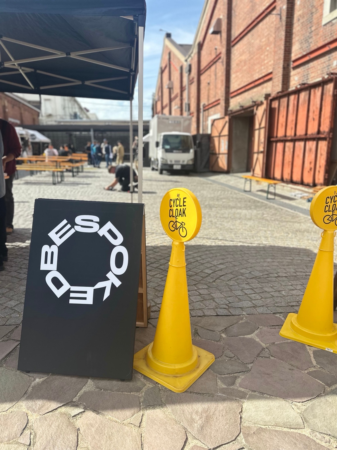 BESPOKEDの看板とレンガ倉庫の会場