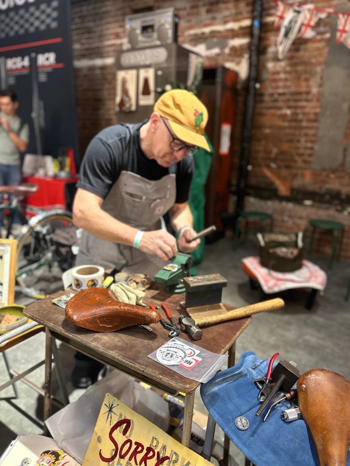 BROOKSのサドルリペア実演
