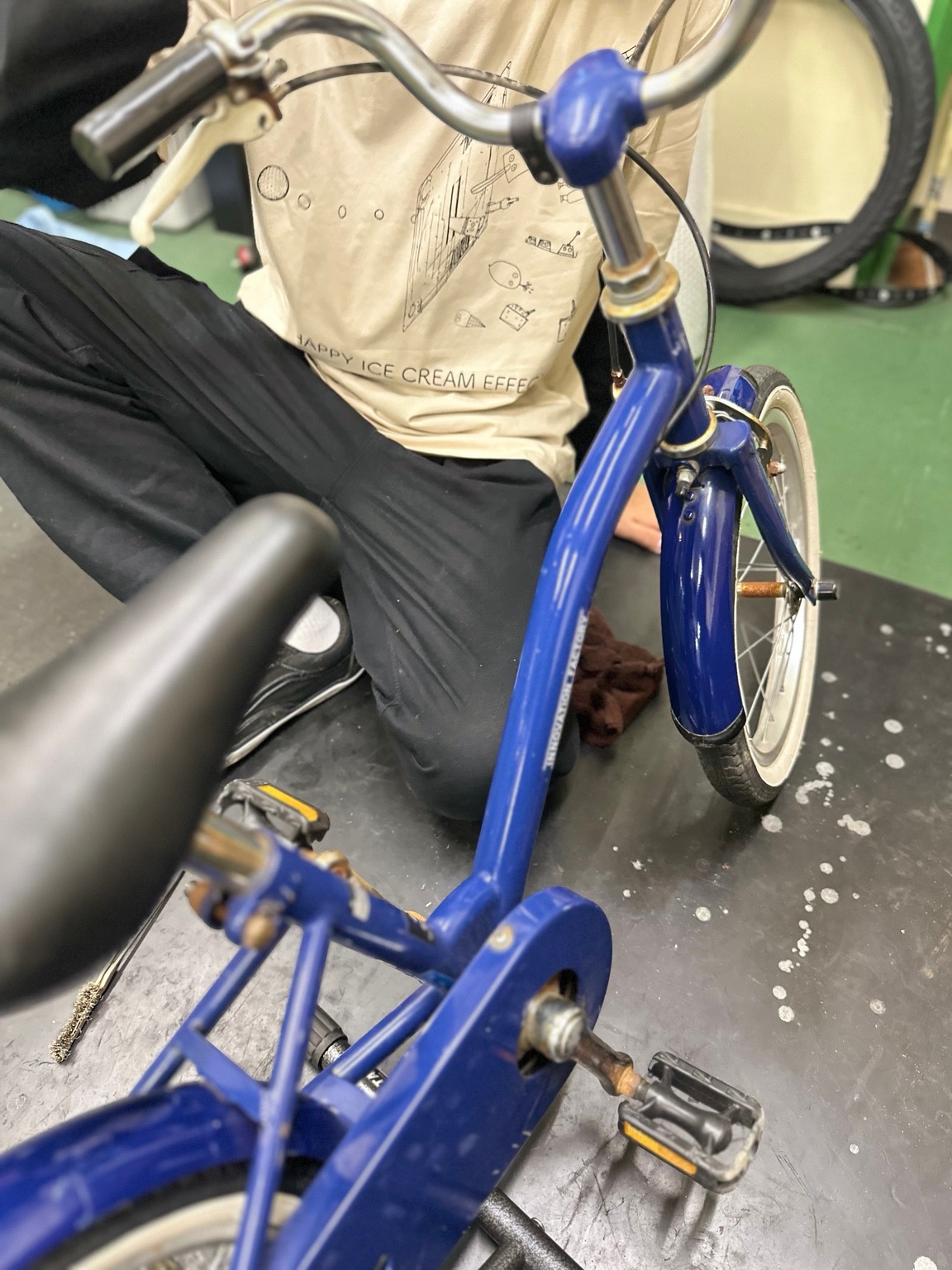 青いキッズ自転車の整備