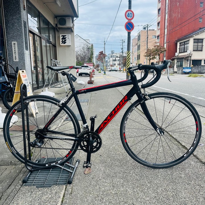 黒と赤のANCHOR中古ロードバイク全体