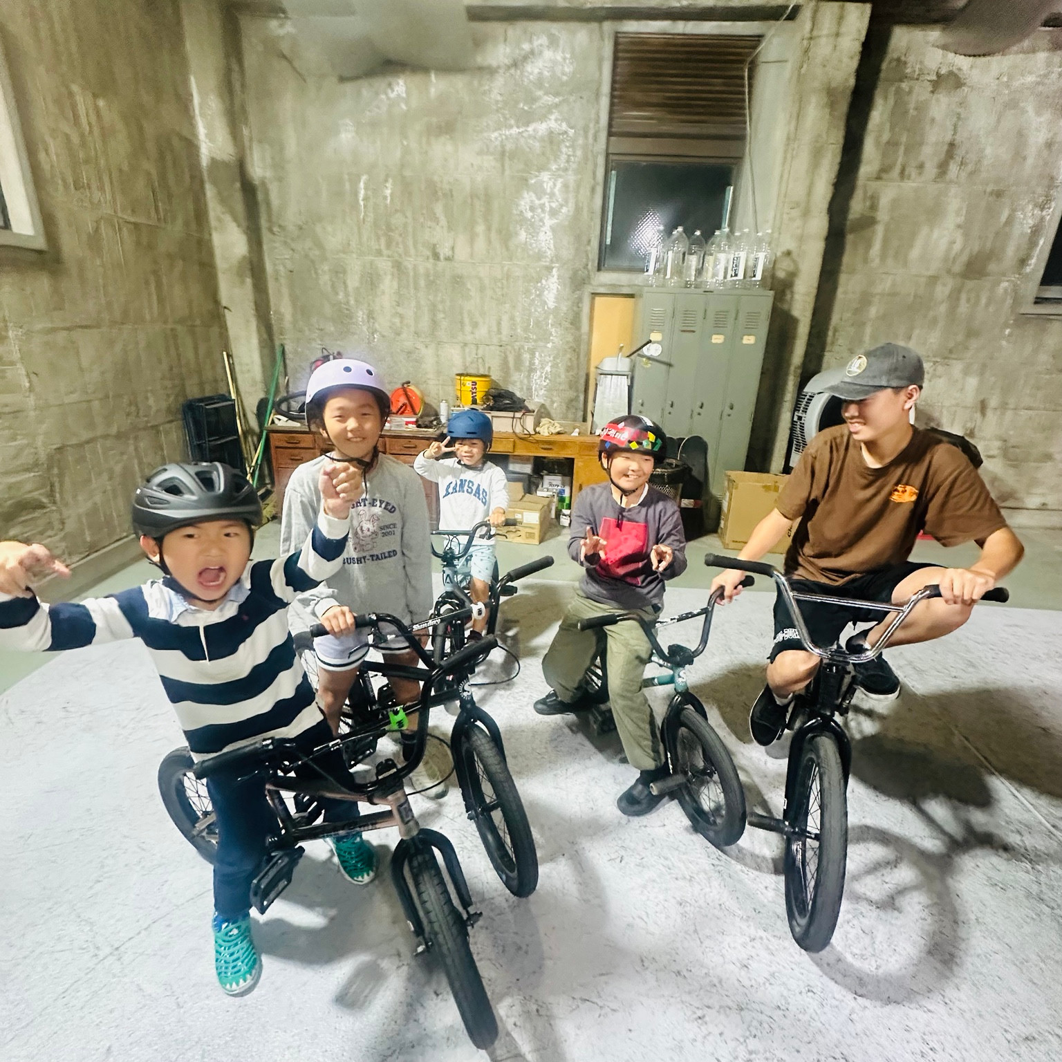 タータスケートパークでBMXと並ぶスクール参加者