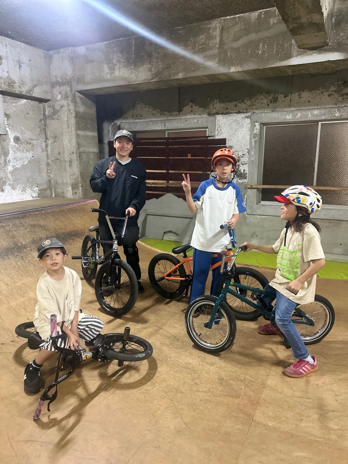 タータスケートパークのランプでBMXと集まるスクール参加者