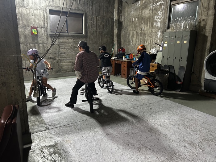 お店の三階タータスケートパークで行われたBMXビギナースクール