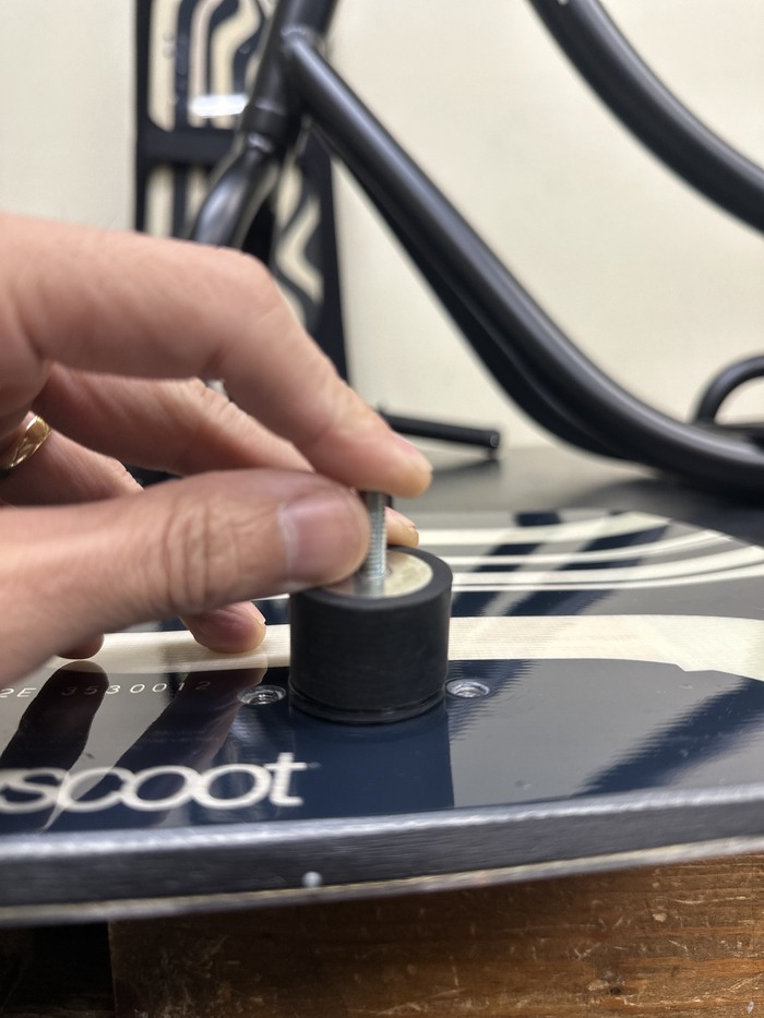 取り付けブッシュの調整作業