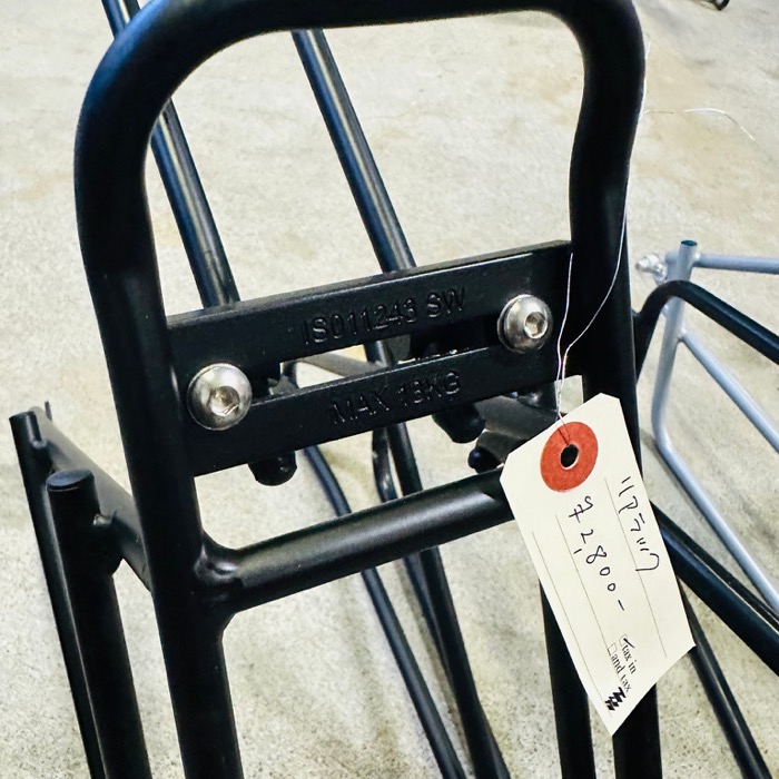 黒い中古リアキャリアの接写