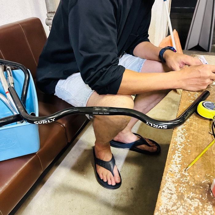 SURLYロゴのある黒い中古ハンドル