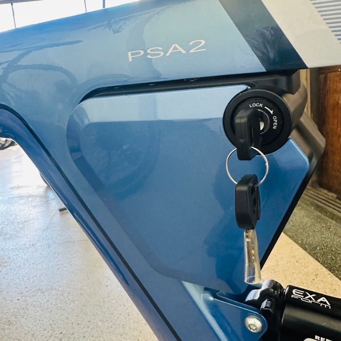 青いPSA2のバッテリーとロック