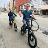 電動アシスト自転車で富山湾岸サイクリングに出発するゲスト