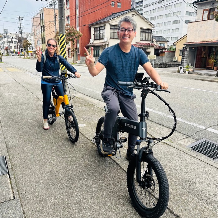 電動アシスト自転車で富山湾岸サイクリングに出発するゲスト