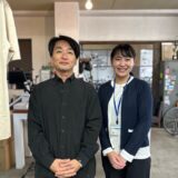 店頭での記念写真。左が僕、右がパーソナリティの吉田さん。