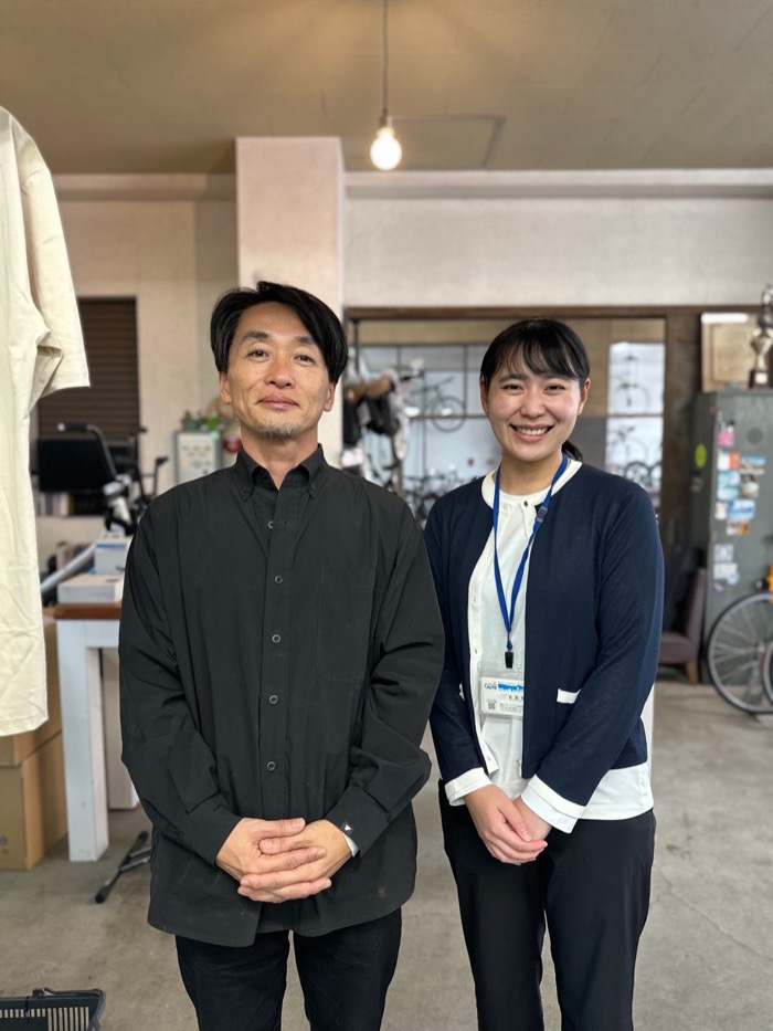 店頭での記念写真。左が僕、右がパーソナリティの吉田さん。