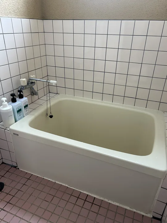 白いタイルに囲まれた浴槽