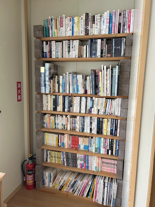 アートや旅、漫画などの本が並ぶ本棚