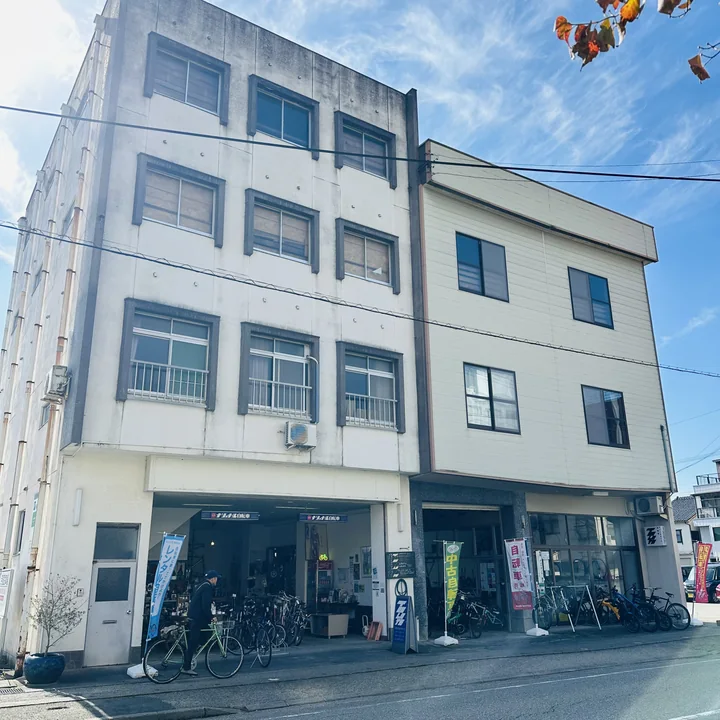 チェックイン受付のTOOLATE SPORTS。自転車が並ぶ一階の店頭